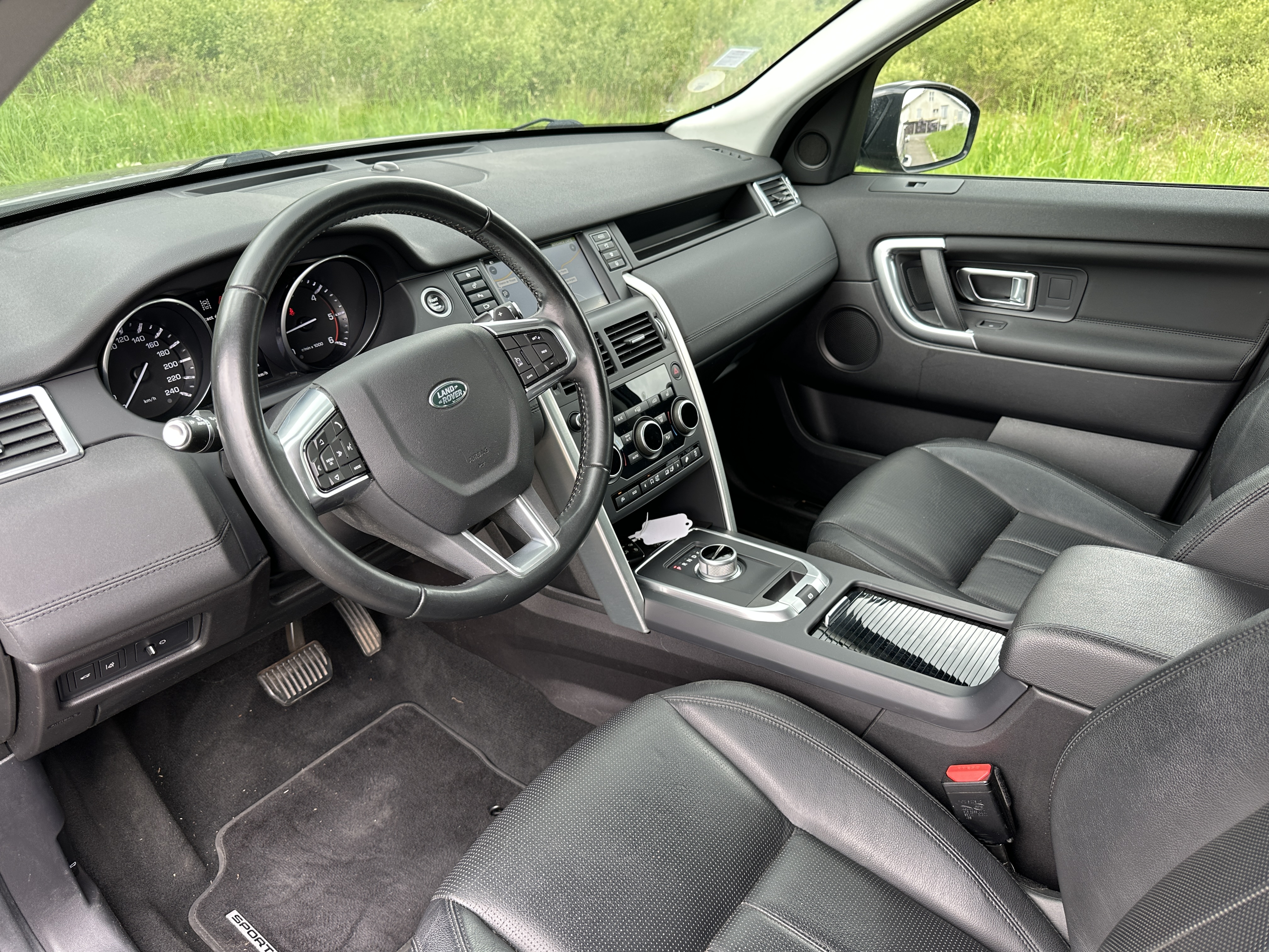 Photo 11 sur 12 du véhicule LAND ROVER Discovery TD4 180 cv sport 2016