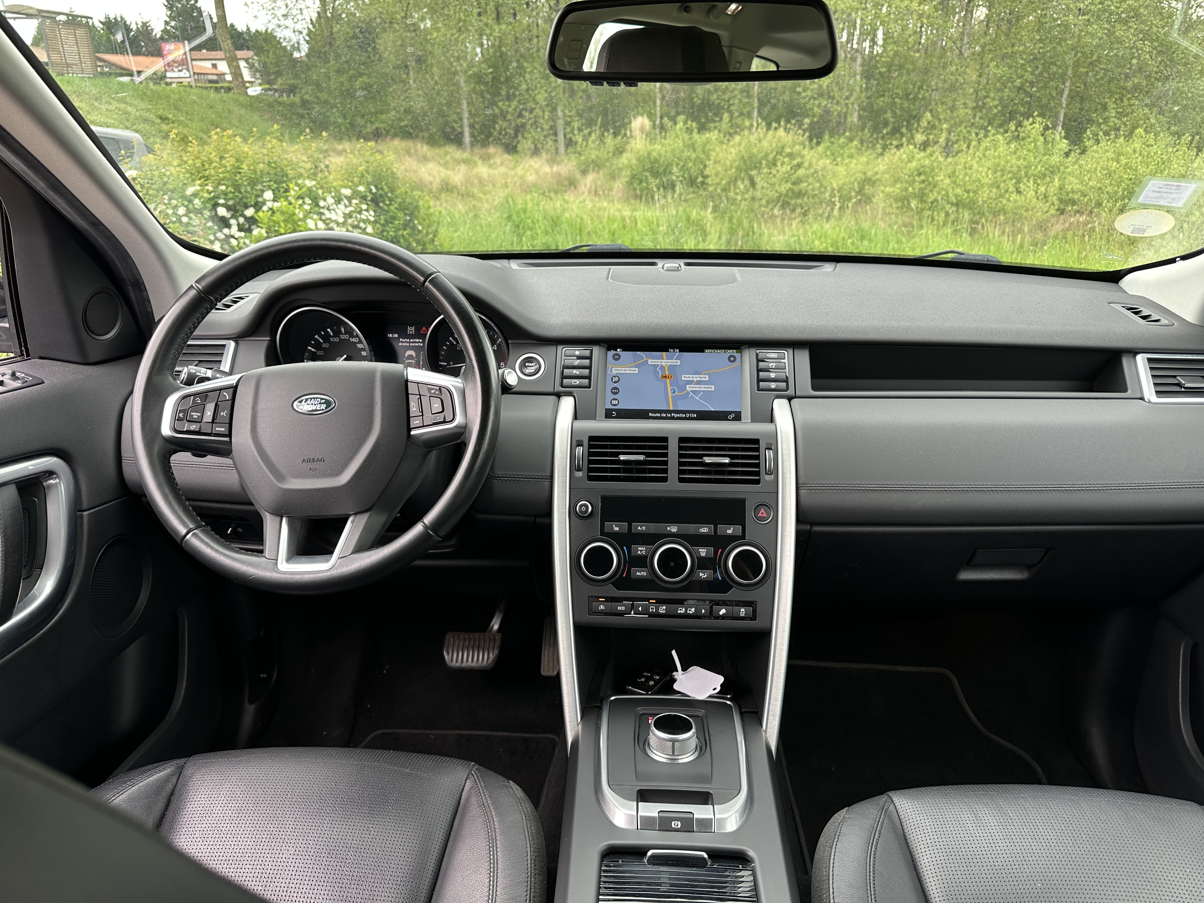 Photo 5 sur 12 du véhicule LAND ROVER Discovery TD4 180 cv sport 2016